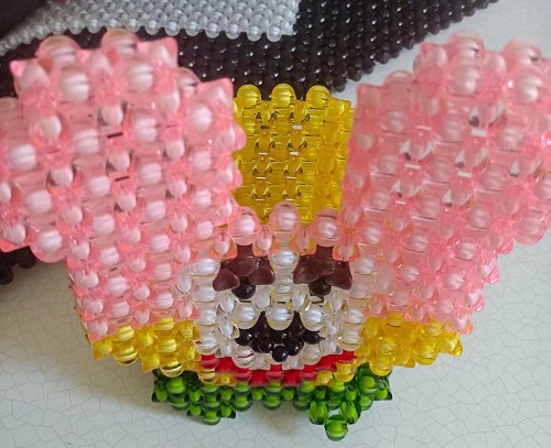 2月25日，手工項目拿回家做，正規(guī)廠家的手工，在手工之家對合作者平等公開不設(shè)限，銷售加工都是如此，圖為勵志珠珠繡串珠手工產(chǎn)品剪影