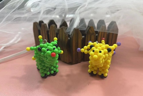 2月25日，手工項目拿回家做，正規(guī)廠家的手工，在手工之家對合作者平等公開不設(shè)限，銷售加工都是如此，圖為勵志珠珠繡串珠手工產(chǎn)品剪影