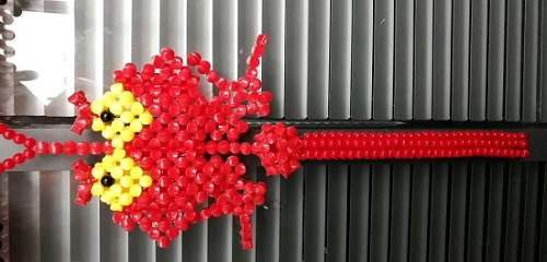 2月26日，靠譜的手工加工項目，在家做串珠手工掙錢，在手工之家，就知道了居家靈活就業(yè)的幸福，圖為勵志珠珠繡串珠手工產(chǎn)品剪影