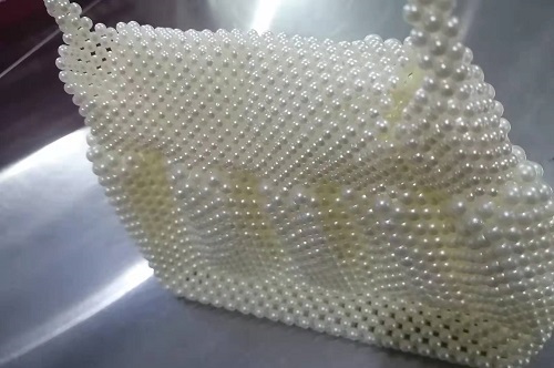 3月2日，拿回家做的手工副業(yè)，在家做手工掙錢，在手工之家做好手工項(xiàng)目需要注意的問題，圖為勵(lì)志珠珠繡串珠手工產(chǎn)品剪影