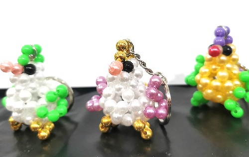 3月17日，在家做手工副業(yè)掙錢，靈活就業(yè)的手工副業(yè)，手工之家的純手工項目，加工容易、銷售也容易，圖為勵志珠珠繡串珠手工產(chǎn)品剪影