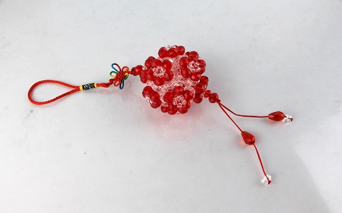 3月20日，穩(wěn)定可靠的手工副業(yè)，靈活就業(yè)做手工掙錢，在手工之家如何辦理合作，圖為勵(lì)志珠珠繡串珠手工產(chǎn)品剪影