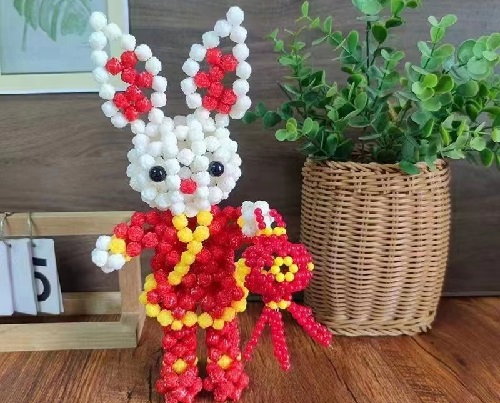 3月23日，居家靈活就業(yè)副業(yè)，在家做手工掙錢，付出可以有更好的收獲，在手工之家如何做到，圖為勵(lì)志珠珠繡串珠手工產(chǎn)品剪影