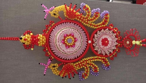 4月3日，手工加工回收項(xiàng)目，居家靈活就業(yè)創(chuàng)業(yè)好副業(yè)，手工之家的服務(wù)好是指哪些方面，圖為勵(lì)志珠珠繡串珠手工產(chǎn)品剪影