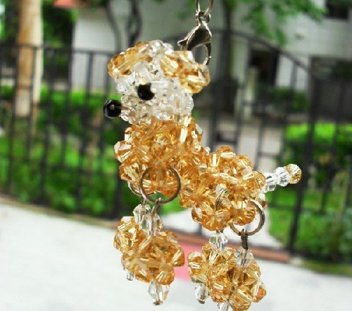 4月13日，靈活就業(yè)手工項(xiàng)目，居家好手工副業(yè)，在手工之家，加工人員通過(guò)銷售掙錢，這樣做收入更好，圖為勵(lì)志珠珠繡串珠手工產(chǎn)品剪影
