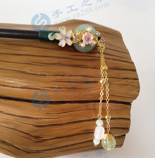 4月18日，想接正規(guī)廠家的手工項(xiàng)目，在家通過手工靈活就業(yè)，在手工之家如何咨詢、如何申請(qǐng)合作，圖為勵(lì)志珠珠繡串珠手工產(chǎn)品剪影
