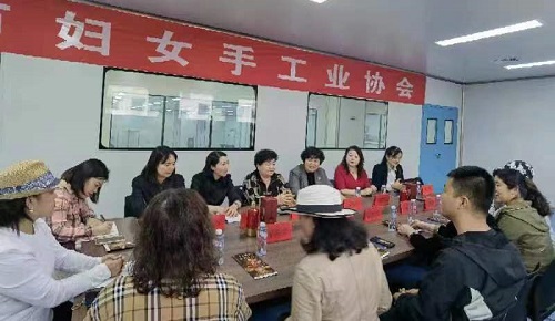 越了解、心越齊------記手工之家參加邯鄲市婦女手工業(yè)協(xié)會走近企業(yè)相關(guān)活動