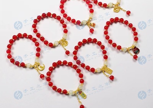 4月25日，在家做兼職的正規(guī)平臺(tái)，與家人一起做的靈活就業(yè)掙錢的副業(yè)，在手工之家產(chǎn)品為什么選擇多，圖為勵(lì)志珠珠繡串珠手工產(chǎn)品剪影