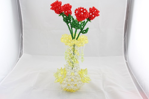 4月27日，在家里做什么可以掙錢又不用多投資，純手工項(xiàng)目受歡迎，手工之家的珠繡串珠項(xiàng)目好做在哪里，圖為勵(lì)志珠珠繡串珠手工產(chǎn)品剪影