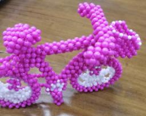 5月16日，外發(fā)手工領(lǐng)回家做，靈活就業(yè)好副業(yè)，正規(guī)+可靠，手工之家讓加工人員放心在家掙錢，圖為勵志珠珠繡串珠手工產(chǎn)品剪影