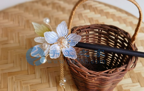 5月22日，家里干的手工活兼職，純手工加工項(xiàng)目，手工之家外發(fā)加工、成品銷售等都對(duì)外合作，圖為勵(lì)志珠珠繡串珠手工繡珠剪影