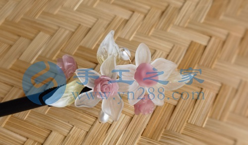 5月23日，外發(fā)手工領(lǐng)回家做，靈活就業(yè)手工項(xiàng)目，在家做手工掙錢，手工之家的手工項(xiàng)目適合農(nóng)村哪些人做，圖為勵(lì)志珠珠繡串珠手工產(chǎn)品剪影