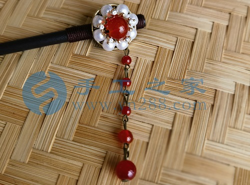 5月23日，外發(fā)手工領(lǐng)回家做，靈活就業(yè)手工項(xiàng)目，在家做手工掙錢，手工之家的手工項(xiàng)目適合農(nóng)村哪些人做，圖為勵(lì)志珠珠繡串珠手工產(chǎn)品剪影