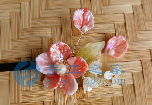 5月23日，外發(fā)手工領(lǐng)回家做，靈活就業(yè)手工項(xiàng)目，在家做手工掙錢，手工之家的手工項(xiàng)目適合農(nóng)村哪些人做，圖為勵(lì)志珠珠繡串珠手工產(chǎn)品剪影