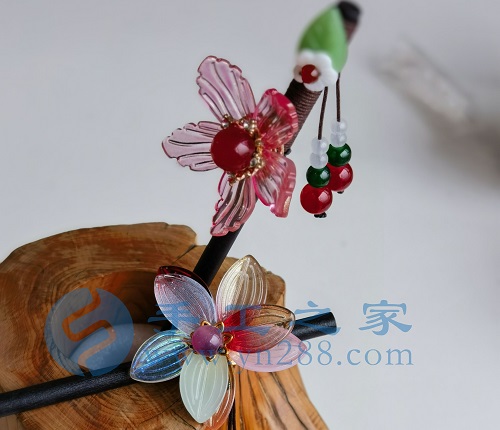 5月24日，手工活外發(fā)加工正規(guī)廠家直接發(fā)貨，純手工串珠，手工之家手工項目，在城市做的優(yōu)勢很明顯，圖為勵志珠珠繡串珠手工產(chǎn)品剪影