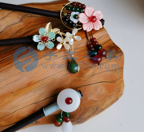 5月24日，手工活外發(fā)加工正規(guī)廠家直接發(fā)貨，純手工串珠，手工之家手工項目，在城市做的優(yōu)勢很明顯，圖為勵志珠珠繡串珠手工產(chǎn)品剪影