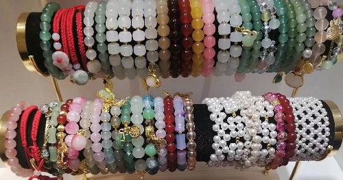 5月30日，手工活外發(fā)加工網(wǎng)，靈活就業(yè)好項目，傳承傳統(tǒng)手工，手工之家的外發(fā)手工項目如何，圖為勵志珠珠繡串珠手工產(chǎn)品剪影