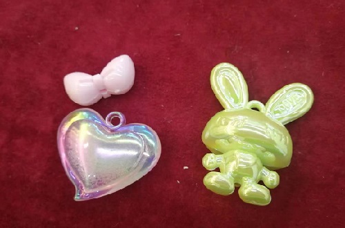 6月2日，在家里就能賺錢(qián)的工作，正規(guī)手工項(xiàng)目，靈活就業(yè)好選擇，手工之家手工事業(yè)發(fā)展離不開(kāi)銷(xiāo)售體系，圖為勵(lì)志珠珠繡串珠手工材料剪影