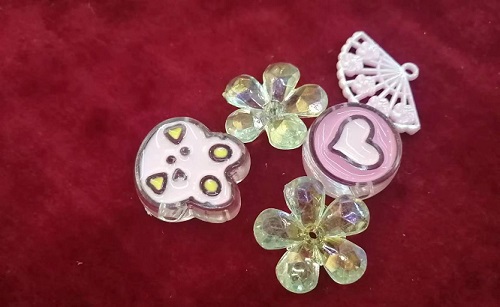 6月2日，在家里就能賺錢(qián)的工作，正規(guī)手工項(xiàng)目，靈活就業(yè)好選擇，手工之家手工事業(yè)發(fā)展離不開(kāi)銷(xiāo)售體系，圖為勵(lì)志珠珠繡串珠手工材料剪影