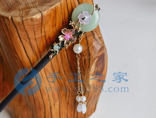 6月4日，手工活接單正規(guī)平臺(tái)，拿回家做的手工項(xiàng)目，可以開飾品加工廠，手工之家讓大家居家手工掙錢有底氣，圖為勵(lì)志珠珠繡串珠手工產(chǎn)品剪影