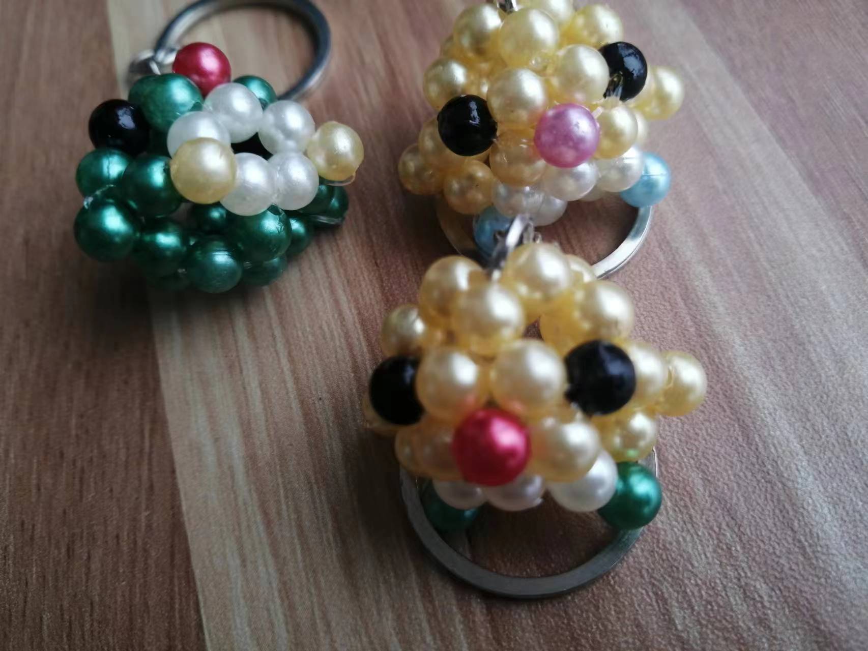 6月10日，手工活外發(fā)加工網(wǎng)，在家做串珠手工掙錢，在手工之家,這幾點(diǎn)決定了成品銷售做的好,圖為勵(lì)志珠珠繡串珠手工產(chǎn)品剪影