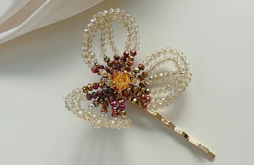 6月12日，手工活兼職招聘信息，在家做串珠手工項(xiàng)目掙錢，手工之家的純手工適合家里靈活就業(yè)創(chuàng)業(yè)，圖為勵(lì)志珠珠繡串珠手工產(chǎn)品剪影