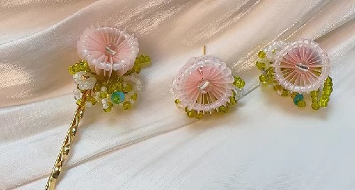 6月13日，外發(fā)加工接單，開飾品加工廠，正規(guī)廠家的手工，手工之家的手工實(shí)力因?yàn)槭冀K綜合發(fā)展，圖為勵(lì)志珠珠繡串珠手工產(chǎn)品剪影