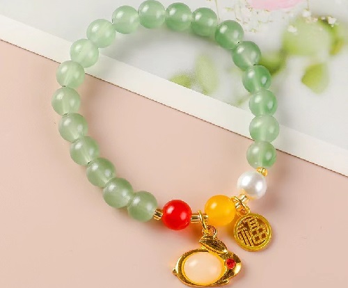 6月19日，手工活外發(fā)一手貨源，開飾品加工廠，居家副業(yè)掙錢，手工之家的純手工產(chǎn)品讓人喜歡，圖為勵(lì)志珠珠繡串珠手工產(chǎn)品剪影