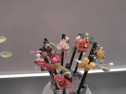 6月21日，手工活拿回家做在哪里找，靈活就業(yè)創(chuàng)業(yè)，開飾品加工廠，選擇手工之家，這個(gè)手工項(xiàng)目自由靈活，圖為勵(lì)志珠珠繡串珠手工產(chǎn)品剪影