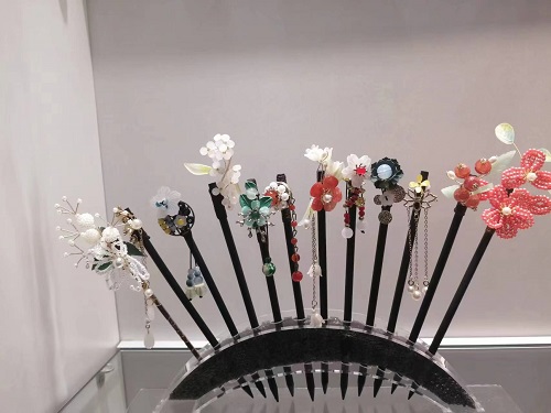 6月21日，手工活拿回家做在哪里找，靈活就業(yè)創(chuàng)業(yè)，開飾品加工廠，選擇手工之家，這個(gè)手工項(xiàng)目自由靈活，圖為勵(lì)志珠珠繡串珠手工產(chǎn)品剪影