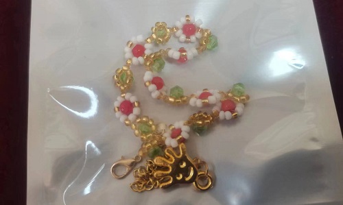 6月25日，在家里就能賺錢(qián)的工作，開(kāi)飾品加工廠，居家手工靈活就業(yè)創(chuàng)業(yè)，在手工之家要?jiǎng)?chuàng)業(yè)，選飾品加工廠+移動(dòng)潮品店的合作模式，圖為勵(lì)志珠珠繡串珠手工產(chǎn)品剪影