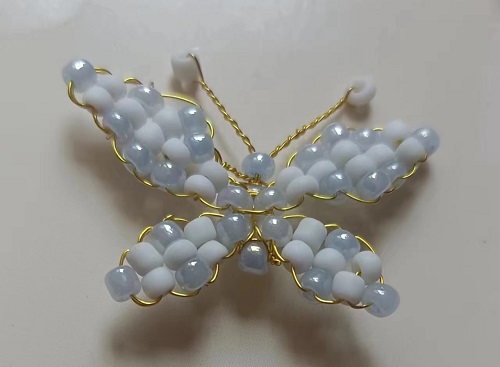 6月27日，外發(fā)手工活正規(guī)平臺，開飾品加工廠，在家做手工掙錢，選手工之家和手工項(xiàng)目，因?yàn)檎鎸?shí)，圖為加工人員做好的珠繡串珠手工產(chǎn)品剪影
