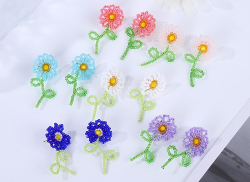 7月1日，手工活外發(fā)一手貨源，開飾品加工廠，在家兼職手工活掙錢，在手工之家，軟實(shí)力和硬實(shí)力都讓人放心，圖為勵志珠珠繡串珠手工產(chǎn)品剪影
