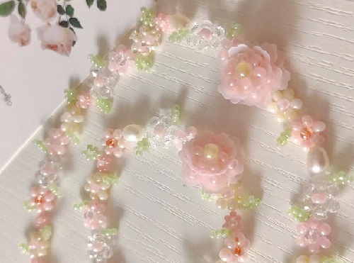 7月11日，外發(fā)手工活正規(guī)平臺，手工靈活就業(yè)創(chuàng)業(yè)，開飾品加工廠，在手工之家,選擇了就要信任和認真，圖為串珠米珠繡手工產(chǎn)品剪影