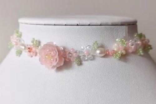 7月11日，外發(fā)手工活正規(guī)平臺，手工靈活就業(yè)創(chuàng)業(yè)，開飾品加工廠，在手工之家,選擇了就要信任和認真，圖為串珠米珠繡手工產(chǎn)品剪影
