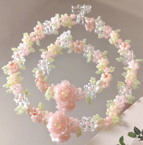 7月11日，外發(fā)手工活正規(guī)平臺，手工靈活就業(yè)創(chuàng)業(yè)，開飾品加工廠，在手工之家,選擇了就要信任和認真，圖為串珠米珠繡手工產(chǎn)品剪影