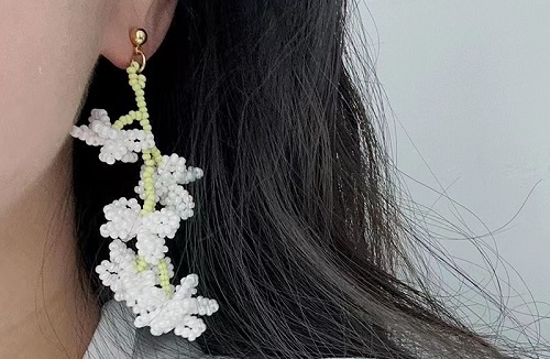 7月16日，手工活外發(fā)一手貨源，開飾品加工廠，居家靈活就業(yè)創(chuàng)業(yè)好選擇，與手工之家合作，遠(yuǎn)近不是問題，圖為串珠米珠繡手工產(chǎn)品剪影