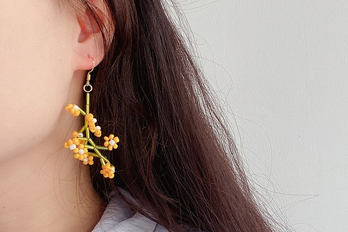 7月19日，可在家做的兼職手工活，想接正規(guī)廠家的手工項(xiàng)目，開飾品加工廠，放心在家做手工副業(yè)，與手工之家合作，加工好的合格產(chǎn)品有兩條出路，圖為串珠米珠繡手工產(chǎn)品剪影
