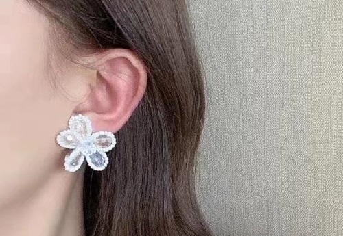 7月23日，手工活兼職招聘信息，開飾品加工廠，在家做手工副業(yè)靈活就業(yè)，在手工之家，這一方面沒有竅門，好好干才有好收獲，圖為串珠米珠繡手工產(chǎn)品剪影