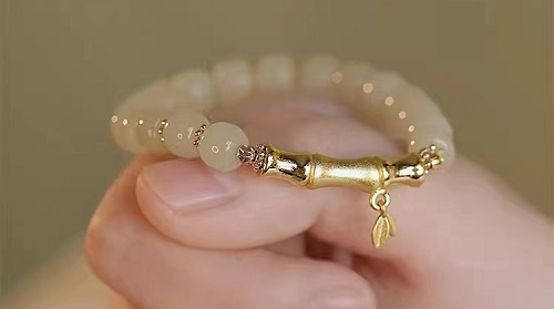 7月24日，手工活外發(fā)加工正規(guī)的廠家，開飾品加工廠，靈活就業(yè)項目，與手工之家合作，靈活自由，但態(tài)度不能放松，圖為串珠純手工產(chǎn)品剪影