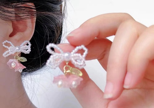 7月27日，手工活外發(fā)加工可靠嗎？在家做手工副業(yè)掙錢，開飾品加工廠，在手工之家，大家情況不一樣，服務(wù)也會具體化，圖為串珠米珠繡手工產(chǎn)品剪影