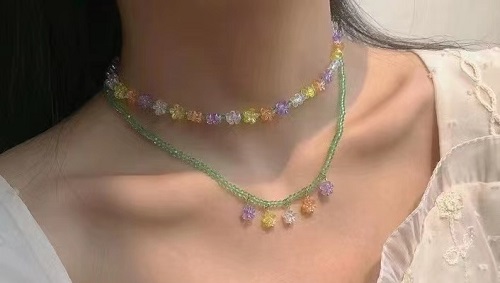 7月31日，在家做兼職的正規(guī)平臺(tái)，開飾品加工廠，居家手工好副業(yè)，在手工之家,要多掙錢只能認(rèn)真和努力，圖為串珠米珠繡手工產(chǎn)品剪影