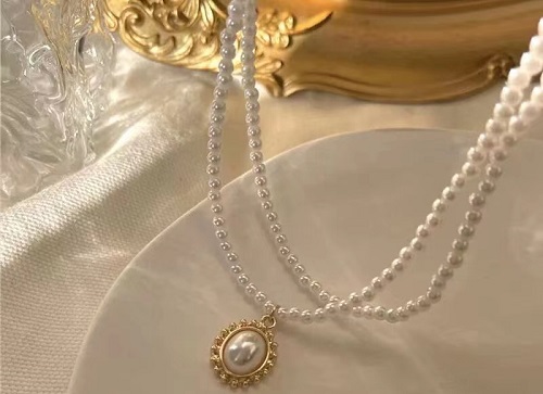 8月1日，外發(fā)手工領(lǐng)回家做，開(kāi)飾品加工廠，在家做手工副業(yè)掙錢(qián)，在手工之家,靈活就業(yè)、創(chuàng)業(yè)都可以，圖為串珠米珠繡手工產(chǎn)品剪影