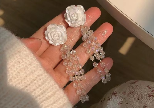 8月3日，手工活兼職可帶回家，手工靈活就業(yè)的好副業(yè)，開飾品加工廠，在手工之家，用手工收入詮釋對(duì)家庭和手工的愛與責(zé)任，圖為串珠米珠繡手工產(chǎn)品剪影