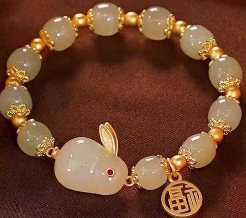 8月6日，手工兼職在家做是真的嗎？在家可以做的兼職工作，開飾品加工廠，正規(guī)手工活外發(fā)加工網(wǎng)副業(yè)，在手工之家，銷售好，才能一直有活兒做，圖為串珠純手工手鏈產(chǎn)品剪影