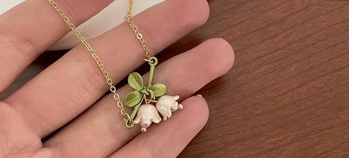 8月10日，手工活外發(fā)加工正規(guī)廠家直接發(fā)貨，手工靈活就業(yè)好選擇，開飾品加工廠，在手工之家,什么人收入更好？圖為飾品類串珠手工產(chǎn)品剪影