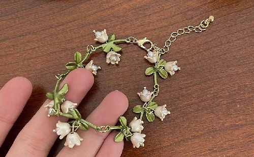 8月10日，手工活外發(fā)加工正規(guī)廠家直接發(fā)貨，手工靈活就業(yè)好選擇，開飾品加工廠，在手工之家,什么人收入更好？圖為飾品類串珠手工產(chǎn)品剪影