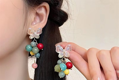 8月11日，在家怎么接手工活掙錢，在家做兼職的正規(guī)平臺，與家人一起掙錢的副業(yè)，開飾品加工廠，喜歡串珠手工，因為手工之家在這些方面做的好，圖為串珠米珠繡手工產品剪影
