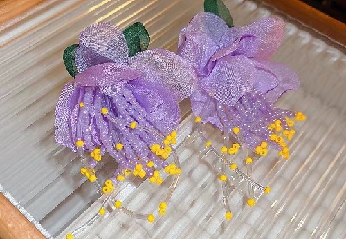 8月15日，在家做的手工活正規(guī)平臺，在家可以做的兼職工作，居家靈活就業(yè)好副業(yè)，開飾品加工廠，為了合作共贏，手工之家一直這樣做，圖為串珠米珠繡手工產(chǎn)品剪影