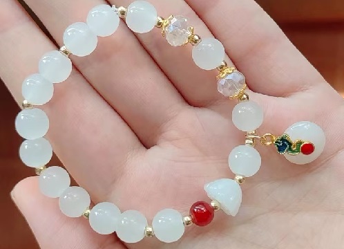 8月20日，兼職手工活可以帶回家做的，居家靈活就業(yè)好副業(yè)，開飾品加工廠，長期穩(wěn)定,在手工之家就是實力，圖為飾品類串珠手工產(chǎn)品剪影